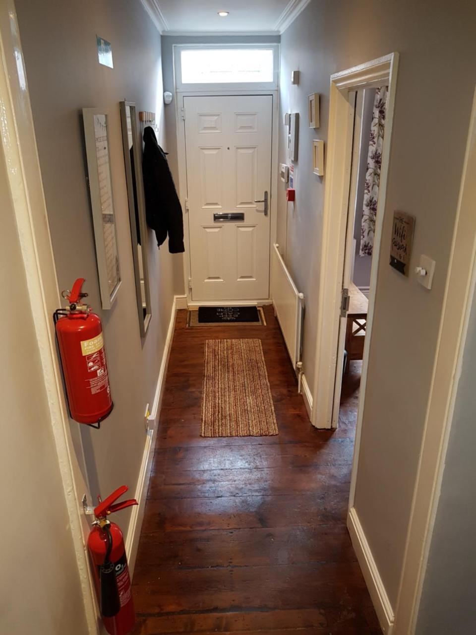 Slough Centre Townhouse With Driveway Parking For Up To Two Cars Apartment Exterior foto
