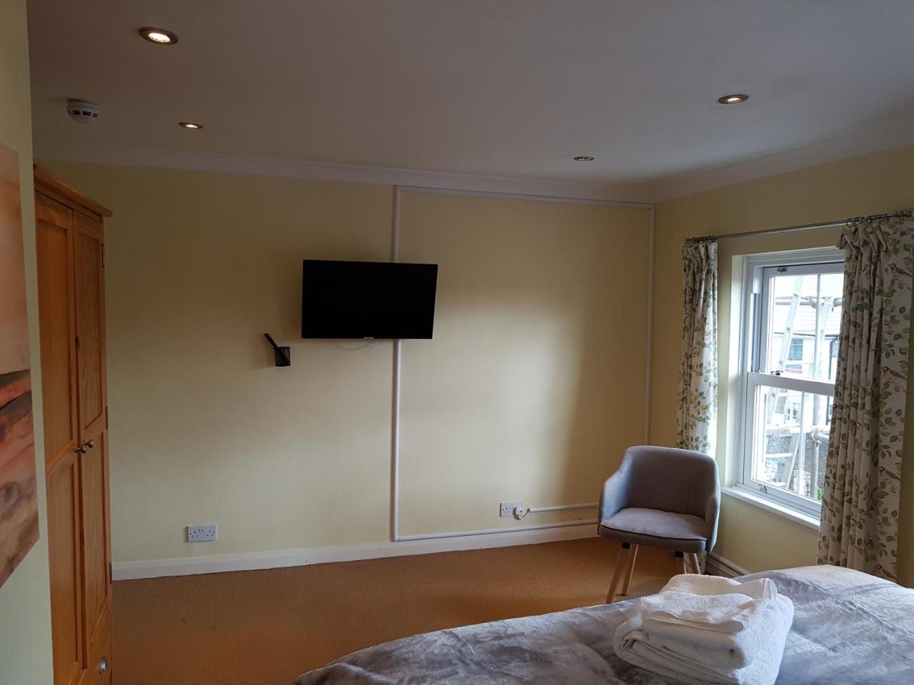 Slough Centre Townhouse With Driveway Parking For Up To Two Cars Apartment Exterior foto