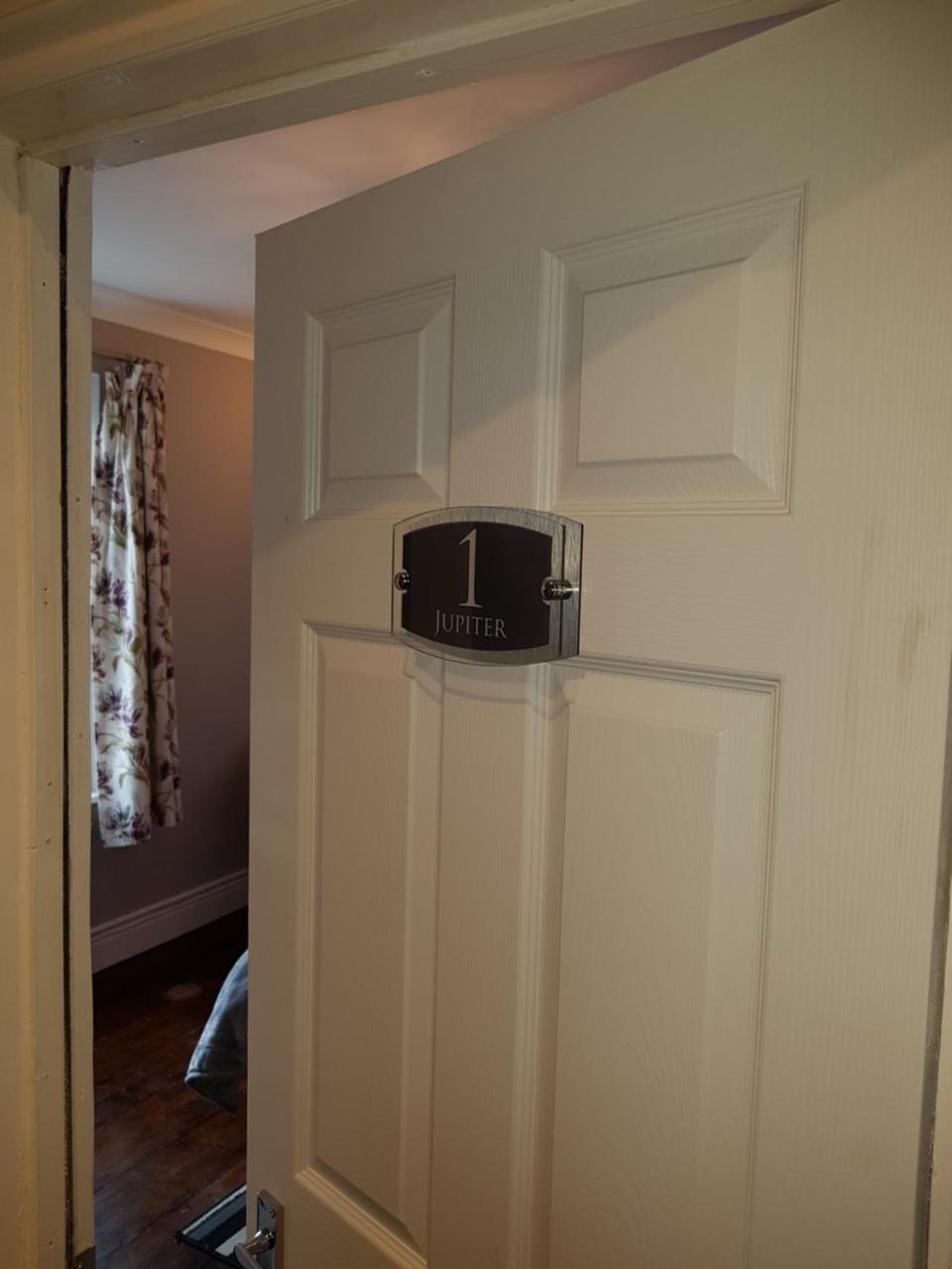Slough Centre Townhouse With Driveway Parking For Up To Two Cars Apartment Exterior foto